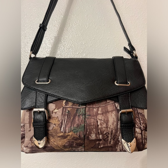 REALTREE Concealed Carry Handbag - Picture 2 of 16